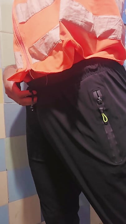 浴室の作業員たち