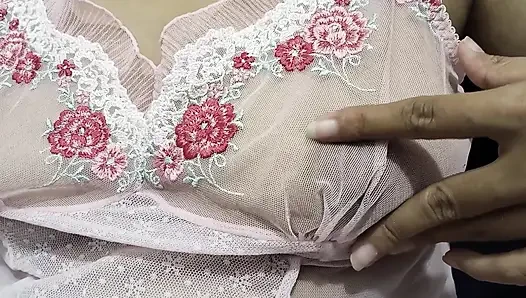 Orta yaşlı seksi kadın tesettürlü azgın mastürbasyon yapıyor