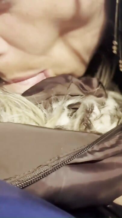 Милфикала - Много сперма върху кафяво кожено пухено яке с качулка