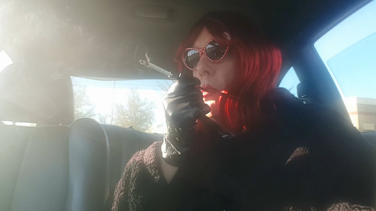 OLGUN CD TS SISSIE CAR SIGARA IÇIYOR VS120, SONRA BIR MORE120