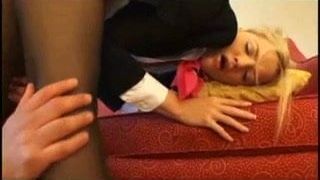 Blonde panty stewardess neuken en klaarkomen in het gezicht