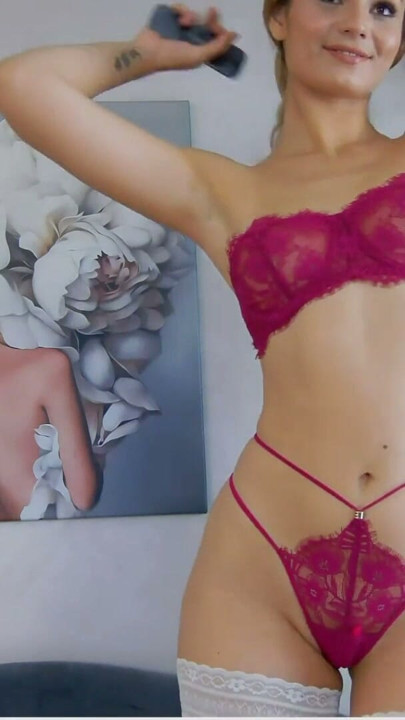 헬렌이 하얀 끈 팬티를 입고 유두를 세우며 장난치는 장면 보기 | 클립 1