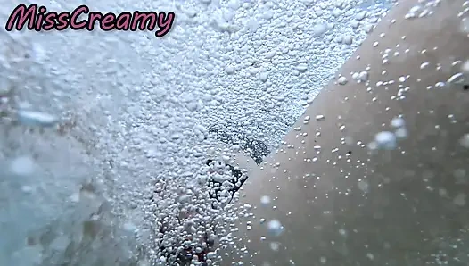 Свечу моей киской перед студентом в бассейне и помогает мне мастурбировать - Это очень рискованно с людьми рядом