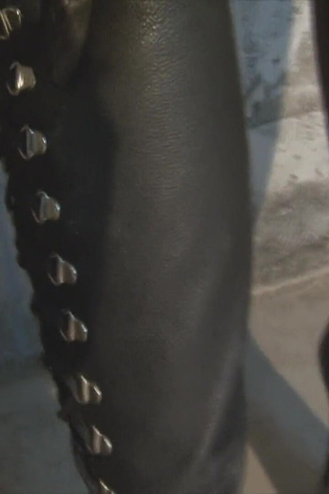 Adora mis botas, gana el derecho de lamer tu semen de las suelas