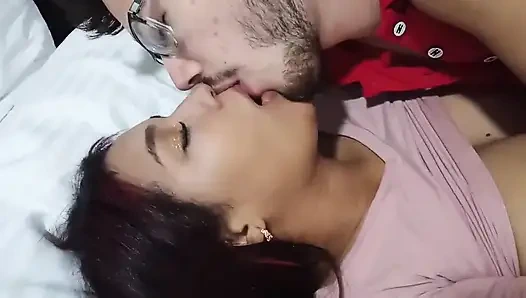 Брюнетка с большими натуральными сиськами трахается вкусно и без презерватива я нашел ее на свидании приложение