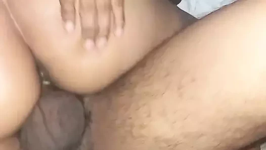 Istri dengan penutup mata ditipu oleh pria yang tidak sadar