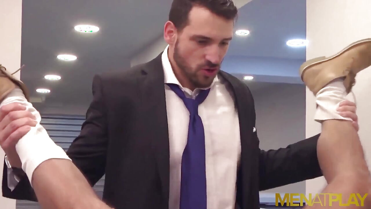 MENATPLAY - Hunk in suit Enzo Rimenez barebacks Denis Vega