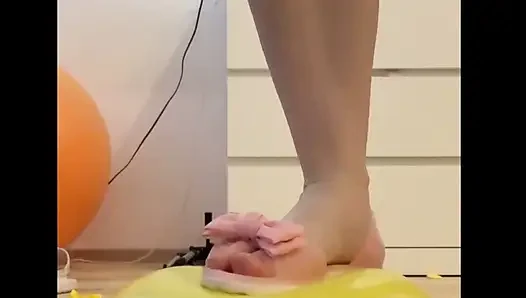 Feet & Balloons Crushing
