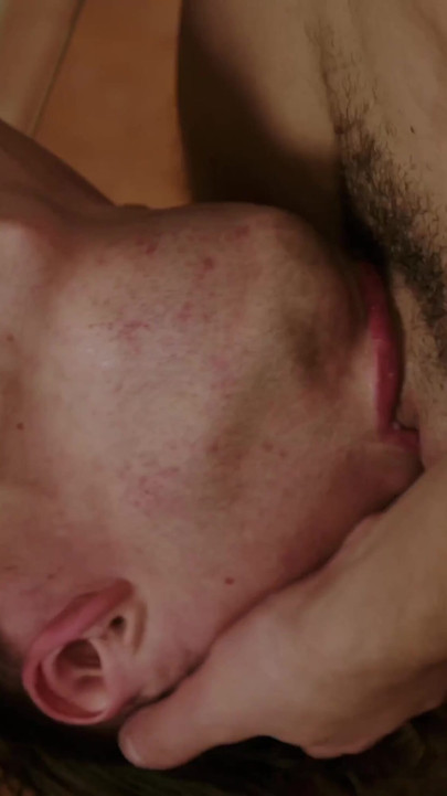צרפתייה טווינק מקבלת טיפול BDSM בשתן בפארק ציבורי על ידי XXL סלובקית | קליפ 1