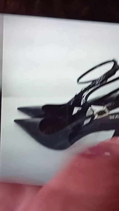 Sega mentre guardi foto di tacchi alti #shoes #highheels #fetish #shoefetish #cumshot #boots #shoes #shoefetish #shoejob