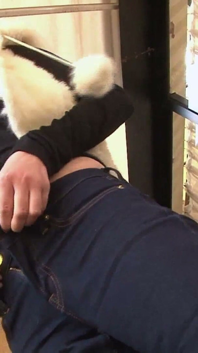 Junge Notgeile Asiatin 23 bekommt Jeans zerrissen und wird von zwei Typen gefickt | Clip 1