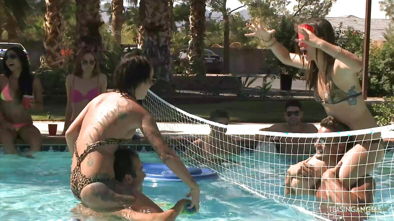 Gagica în bikini masturbează o pulă cu sânii ei înainte de a fi futută