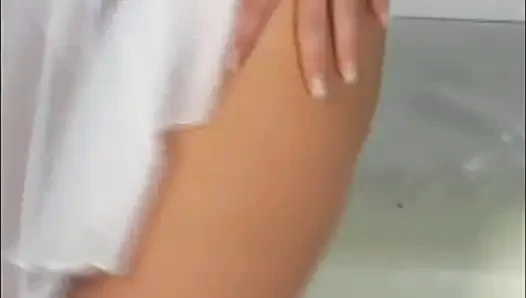 Сногсшибательная Молодая Красотка Получает Оргазм С Огурцом