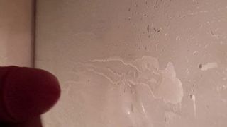 Orso paffuto di 33 anni si masturba e viene sotto la doccia