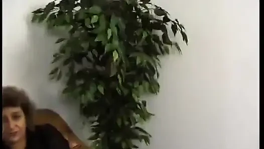 Kıllı olgun oyuncu seçmelerinde adamın penisini boşaltıyor