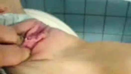 Cewek sange ini lagi asik memeknya habis-habisan sampai matanya habis-habisan