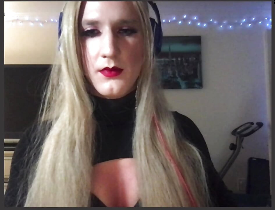 Fată sexy transsexuală se satisface cu pula și analul