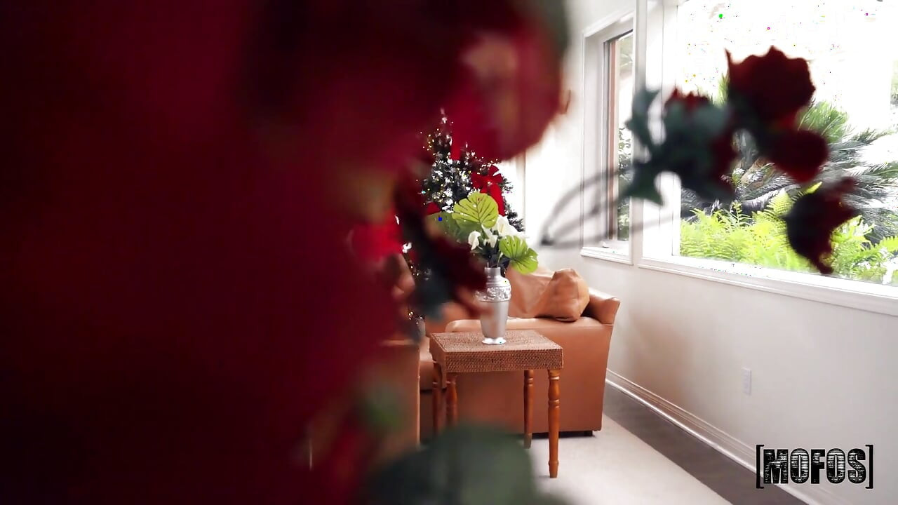Mofos - Xxxmas Fun with Alyx Star Footjob