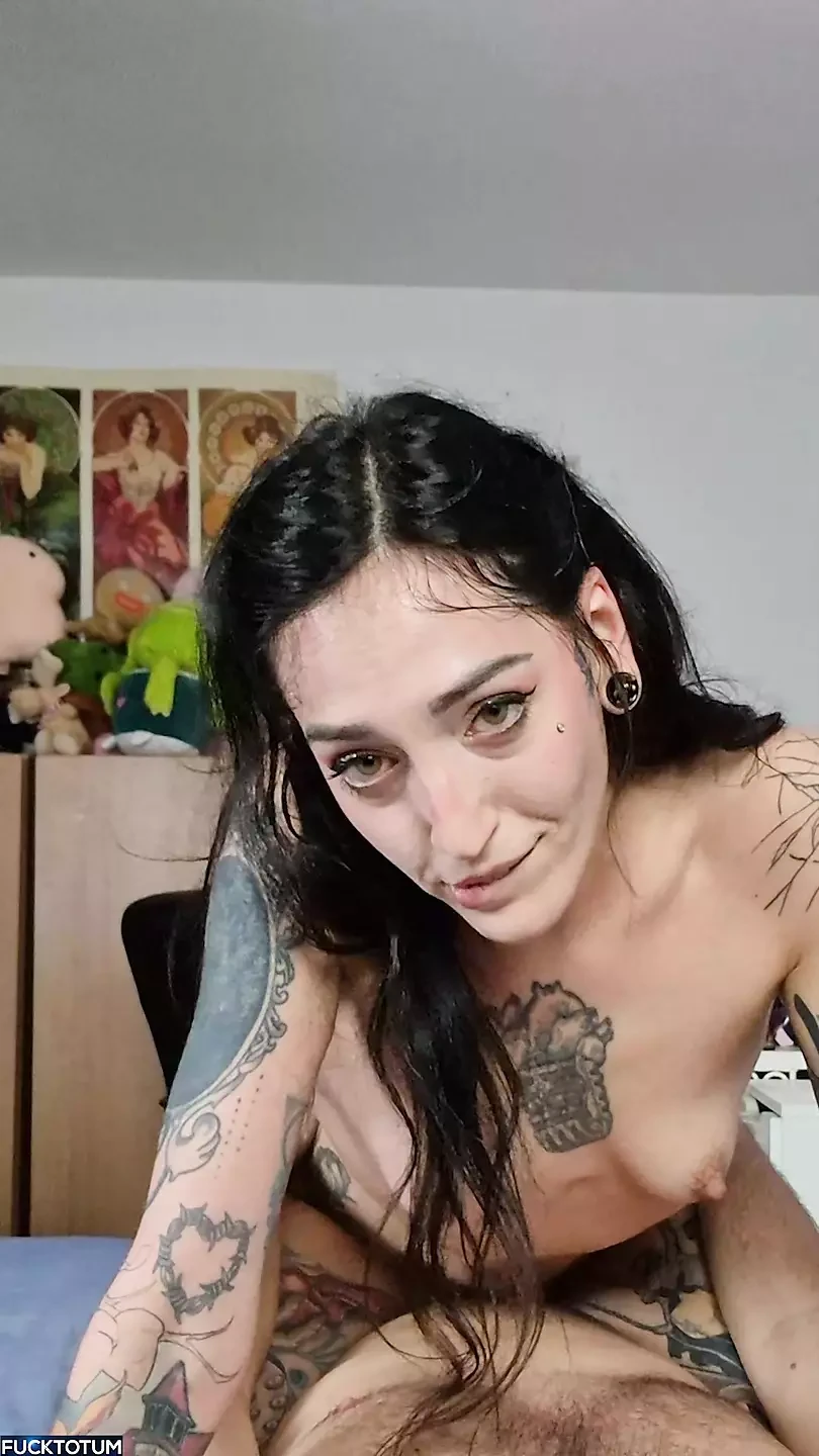 身材超级热辣的完美高瘦女孩骑乘鸡巴直到她达到呻吟的女性高潮- 观点 - 第一人称视角