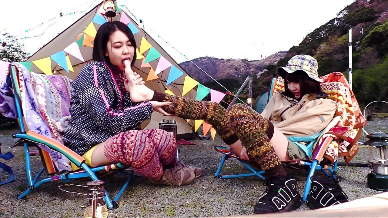 나가노 후카의 혀에 땀을 흘리는 쿠로사키 사쿠의 발 그 맛은 당신을 집착. 지금 냄새를 맡고 싶으신가요?