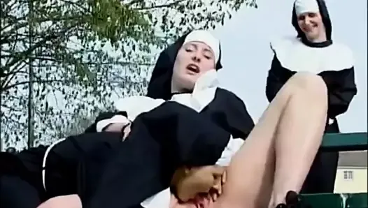 大きな固いチンポに犯されるホットな若い修道女