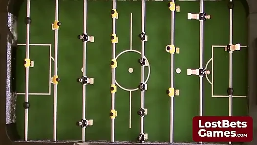 Permainan foosball striptis menjanjikan hadiah tamparan di akhir