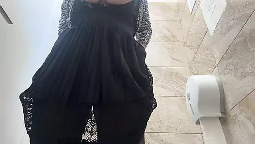 Geile sexy stiefmutter reibt ihre muschi in der toilette