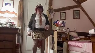 Dressed in a little leopard skirt for a new evening