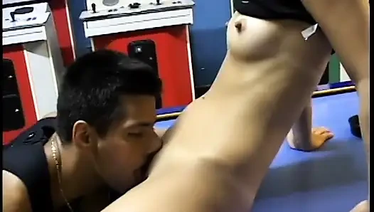 Seksi anal latin yarak emdikten sonra götünü siktiriyor ve yüzüne boşalıyor
