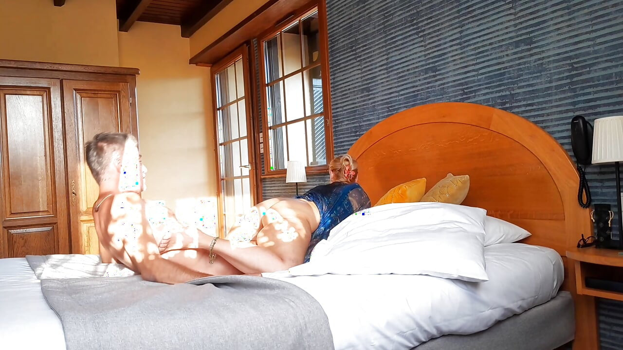 햇빛 아래에서 셀레나의 섹스 게임의 일부