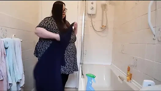 Ssbbw telanjang membersihkan perut gemuk kamar mandi