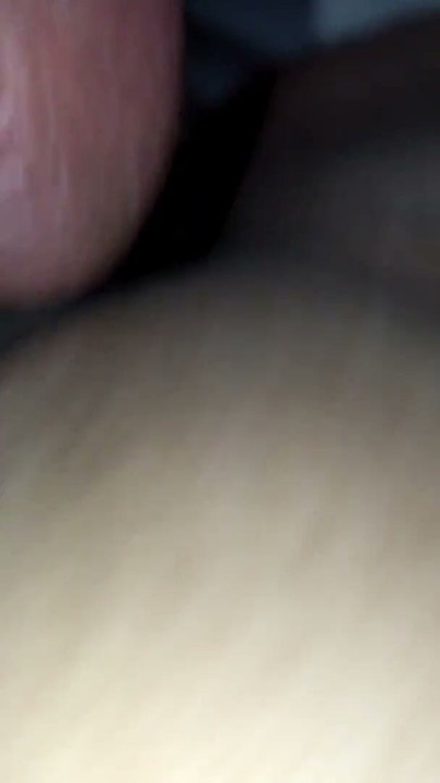 Gordinha chupa as bolas dele e mostra os peitos pro amigo do namorado, pra ele poder foder ela | Clipe 1