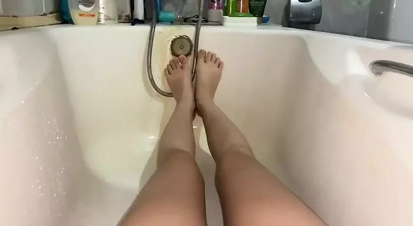 Masturbation de chatte poilue dans la salle de bain avec Alexa Holly — Nudité publique, Douche, Femdom, Russes, Petits seins Porno | xHamster