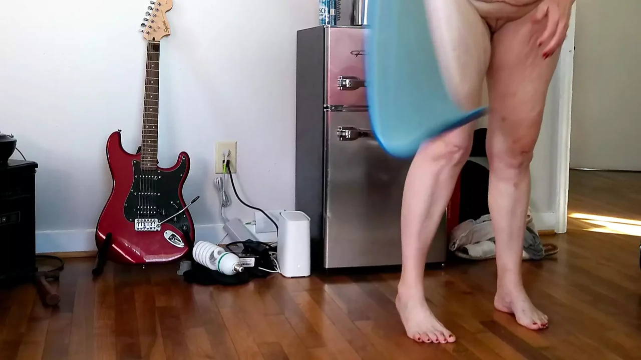 Milf Momm Vee Does Naked Yoga!
