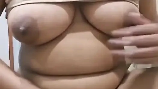 Aku muasin memekku pakai vibrator sampai muncrat