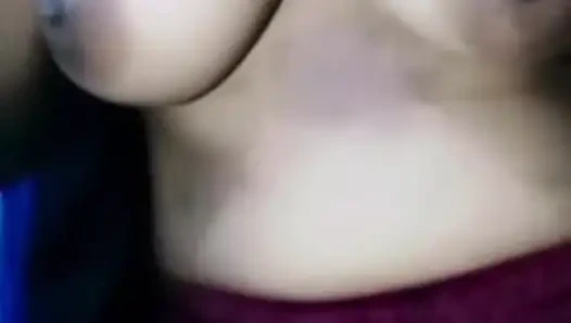 Gadis India menunjukkan payudara besar dalam panggilan video seksi