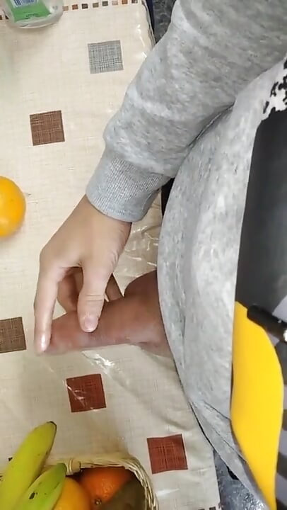 Cowok sange ini ngocok kontol besar cowok ini di depan jendela, sampai aku crot di balik jendela!