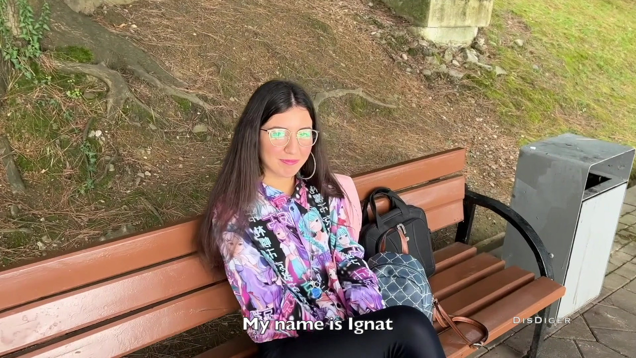 在街上捡到一个美眉，操了她，还戴上了她的眼镜