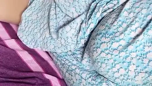 Aktris Sri Lanka Anne lagi asik mainin memek dan toket besar alaminya di malam hari