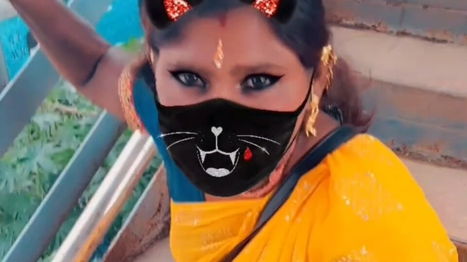 Happy Rakhi Stepbrother give gift on a Rakhi fastival Dick
