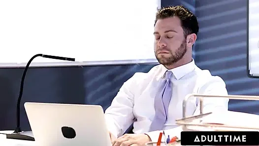 ADULT TIME - seksi ofis hizmetçisi Kenna James sinsi anal ilişki için aşırı çalışan evli patronla alay ediyor