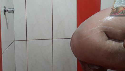 Masturbazione davanti alla doccia