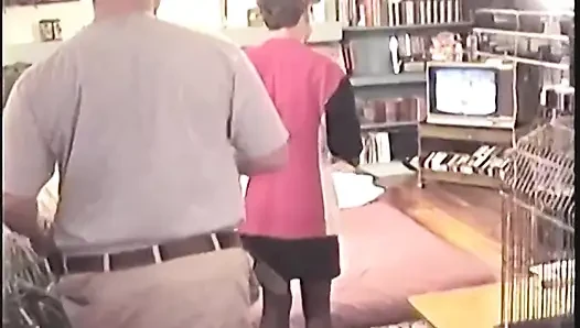 Olgun orta yaşlı seksi kadın ıslak sakso çekiyor ve dölleniyor