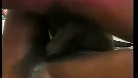 Cewek kulit hitam kelaiman ini senang banget bisa ngentot sama kontol raksasa cowok berkaki mr. 18 inch