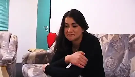Schönes schönes schätzchen befriedigt sich beim casting