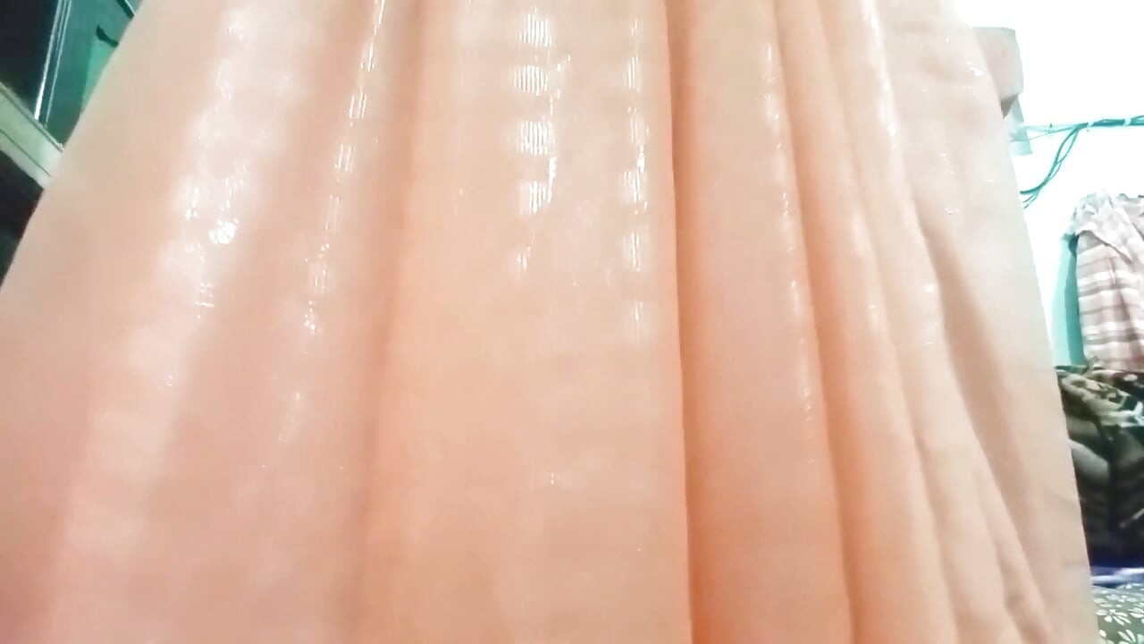 印度同性戀底裝變裝者高麗西穿著絲質紗麗感到性慾，真實自製性愛