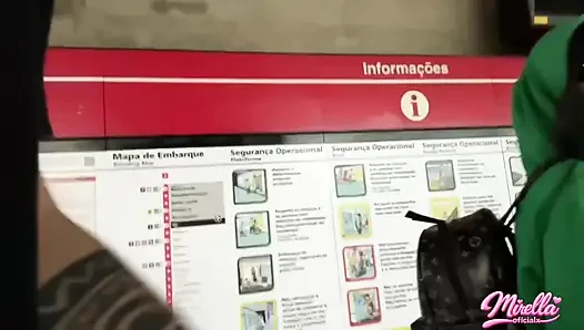 Sie kann es nicht ertragen, die Lautstärkemarkierungen zu sehen, und hat mich in die U-Bahn von São Paulo gesaugt