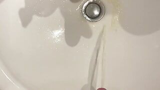 Une grosse bite allemande pisse dans le lavabo de la salle de bain des parents