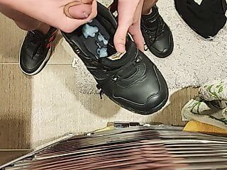 Disparando una gran carga en zapatos de trabajo de cuero