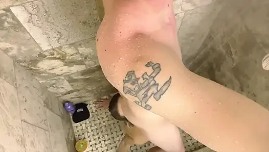 Он сюрприз, принимает меня в душ и подчищает лизанием очка